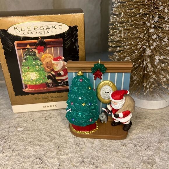 Hallmark Keepsake Magic ornament“Wee little Christmas” Light - Picture 1 of 4